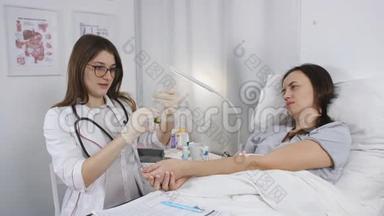 女医生准备一个注射器，用于注射药物给躺在床上的病人。